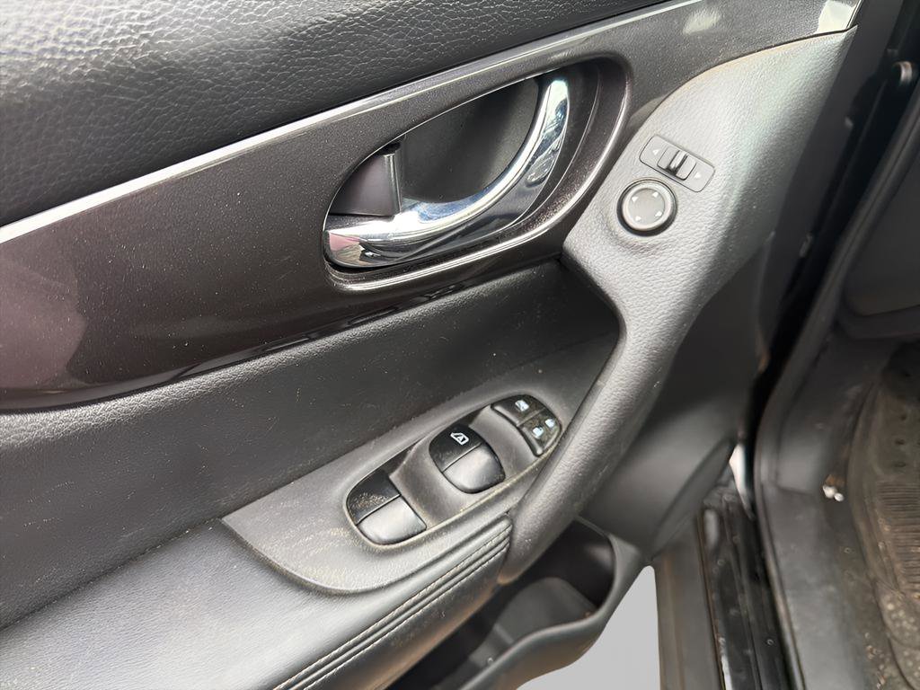 Used 2018 Nissan Rogue SV image 10