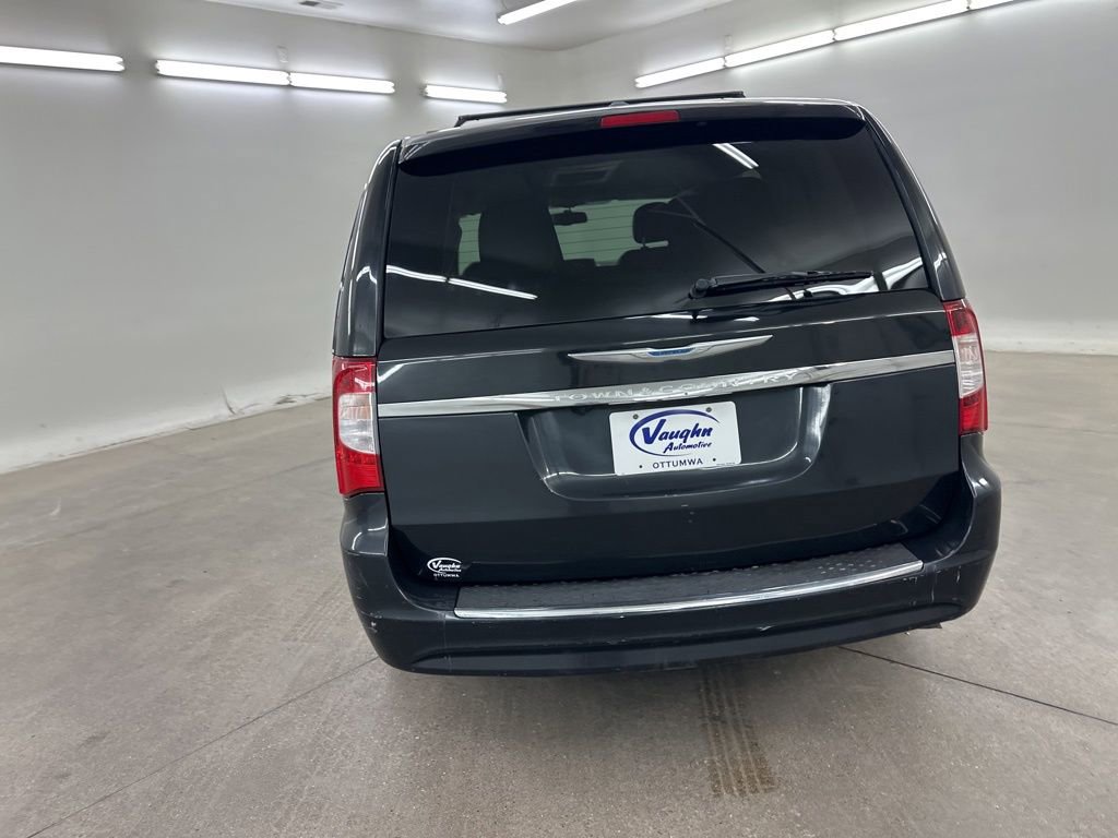 Used 2016 Chrysler Town & Country Touring image 10