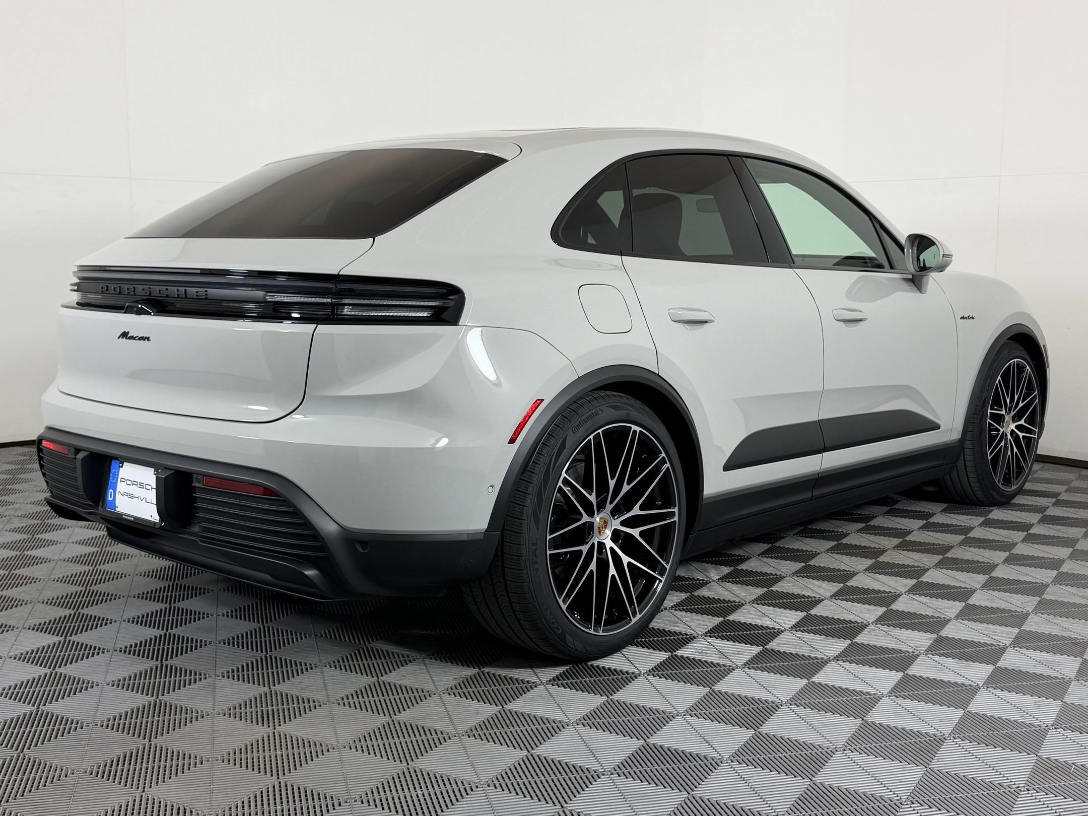 Used 2026 Porsche Macan Electric RWD image 10