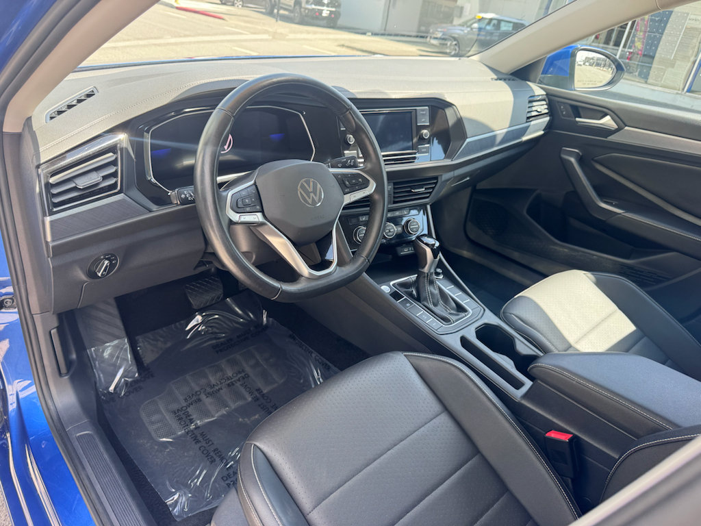 Used 2024 Volkswagen Jetta SE FWD image 6
