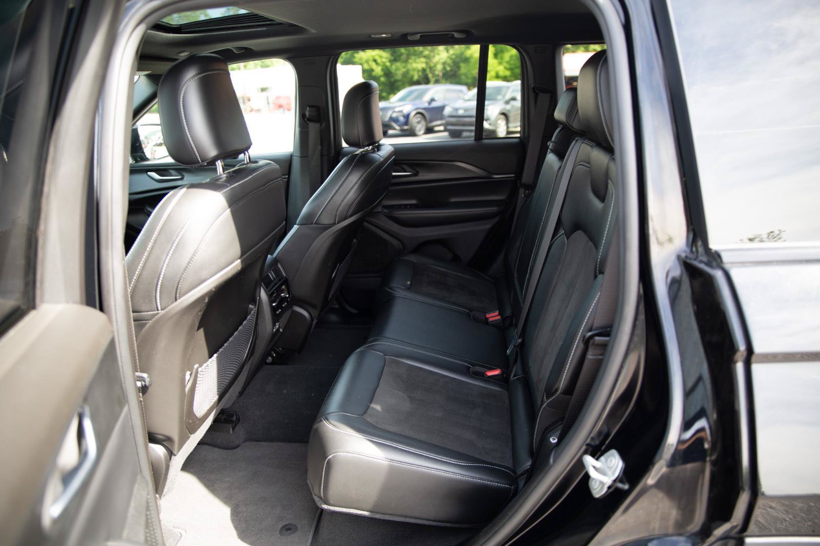 Used 2023 Jeep Grand Cherokee Altitude AWD/4WD image 22