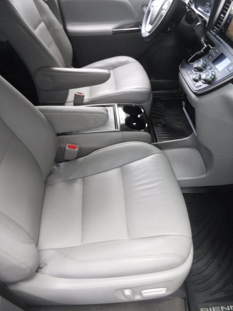 Used 2017 Toyota Sienna AWD image 23