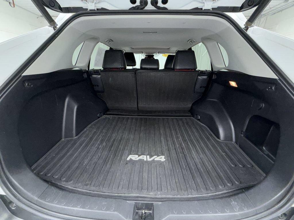 Used 2019 Toyota RAV4 XLE AWD/4WD image 17