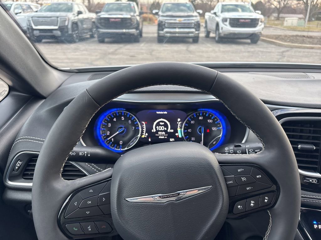 Used 2025 Chrysler Pacifica Limited image 40