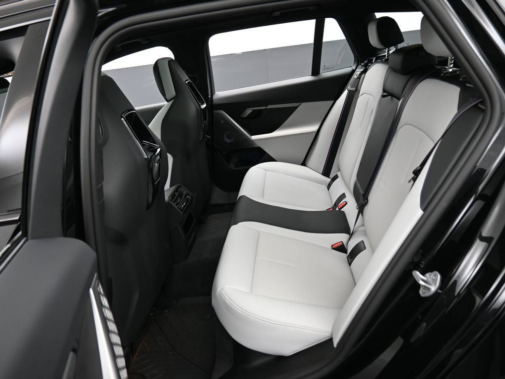 Used 2025 BMW M5 Touring image 27