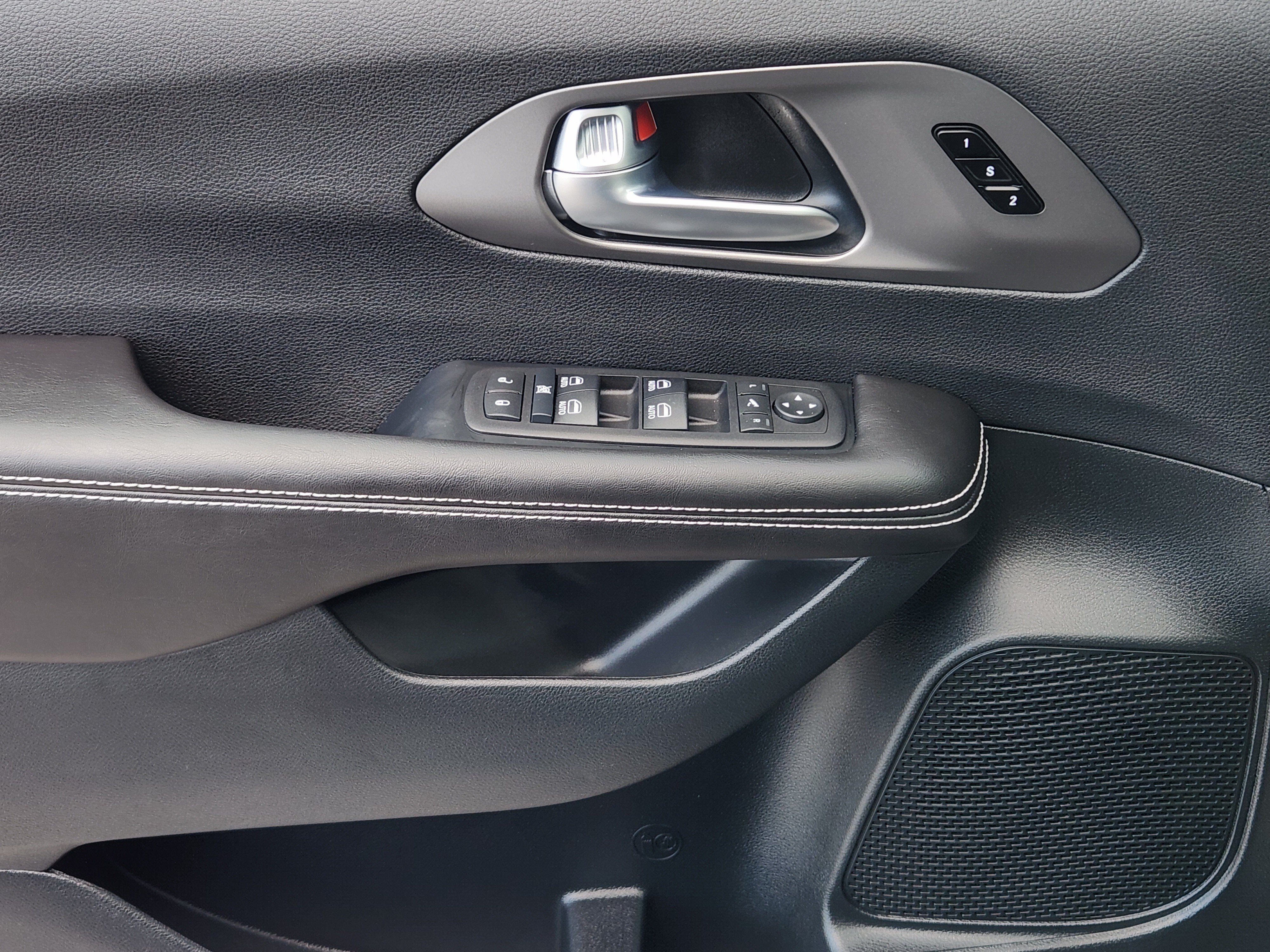 New 2027 Chrysler Pacifica Limited FWD image 17