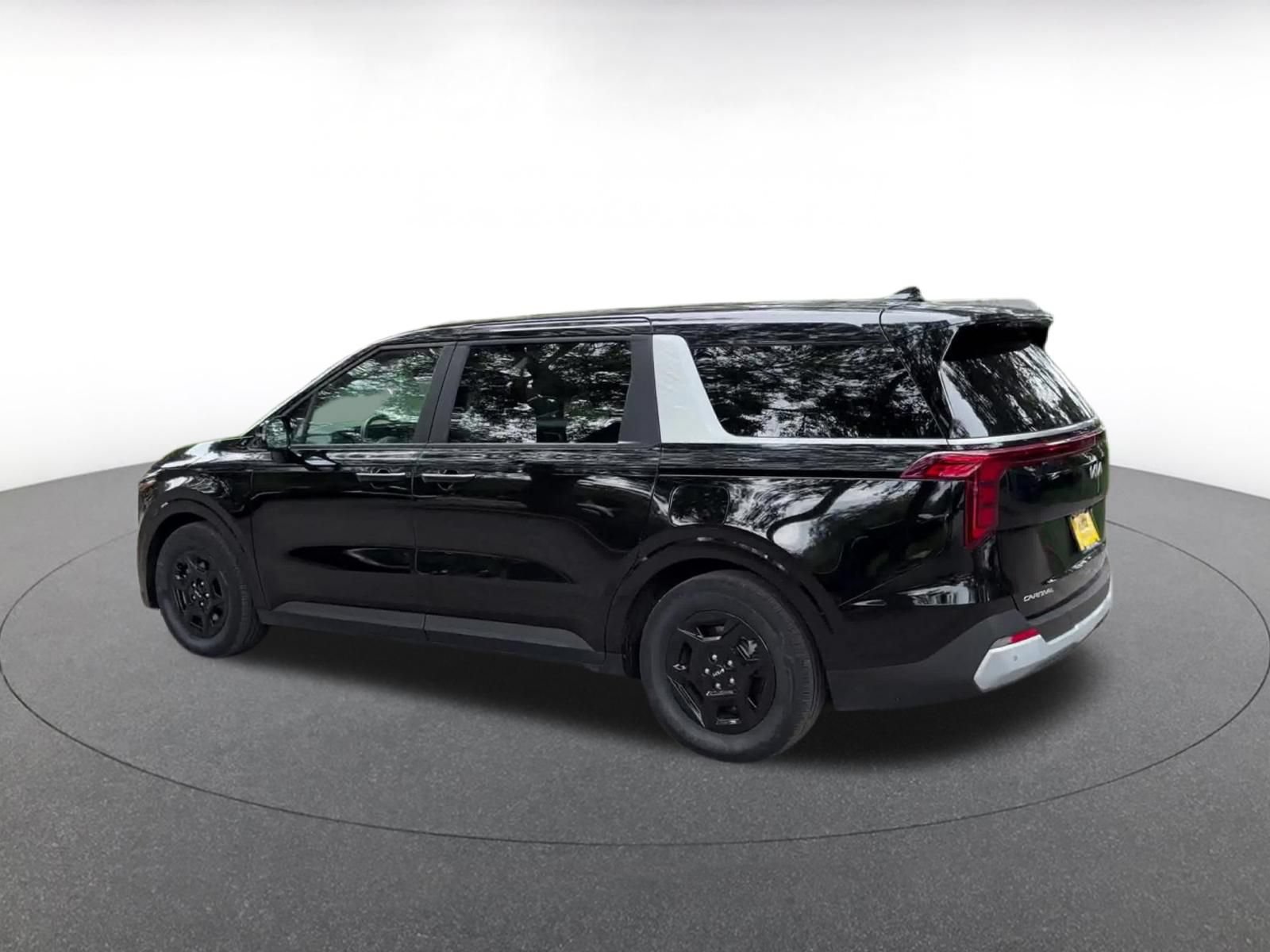 Used 2026 Kia Carnival FWD image 9