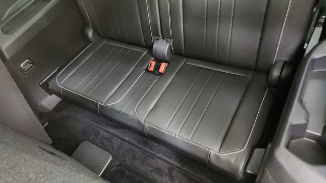 Used 2022 Volkswagen Tiguan SE R-Line image 31