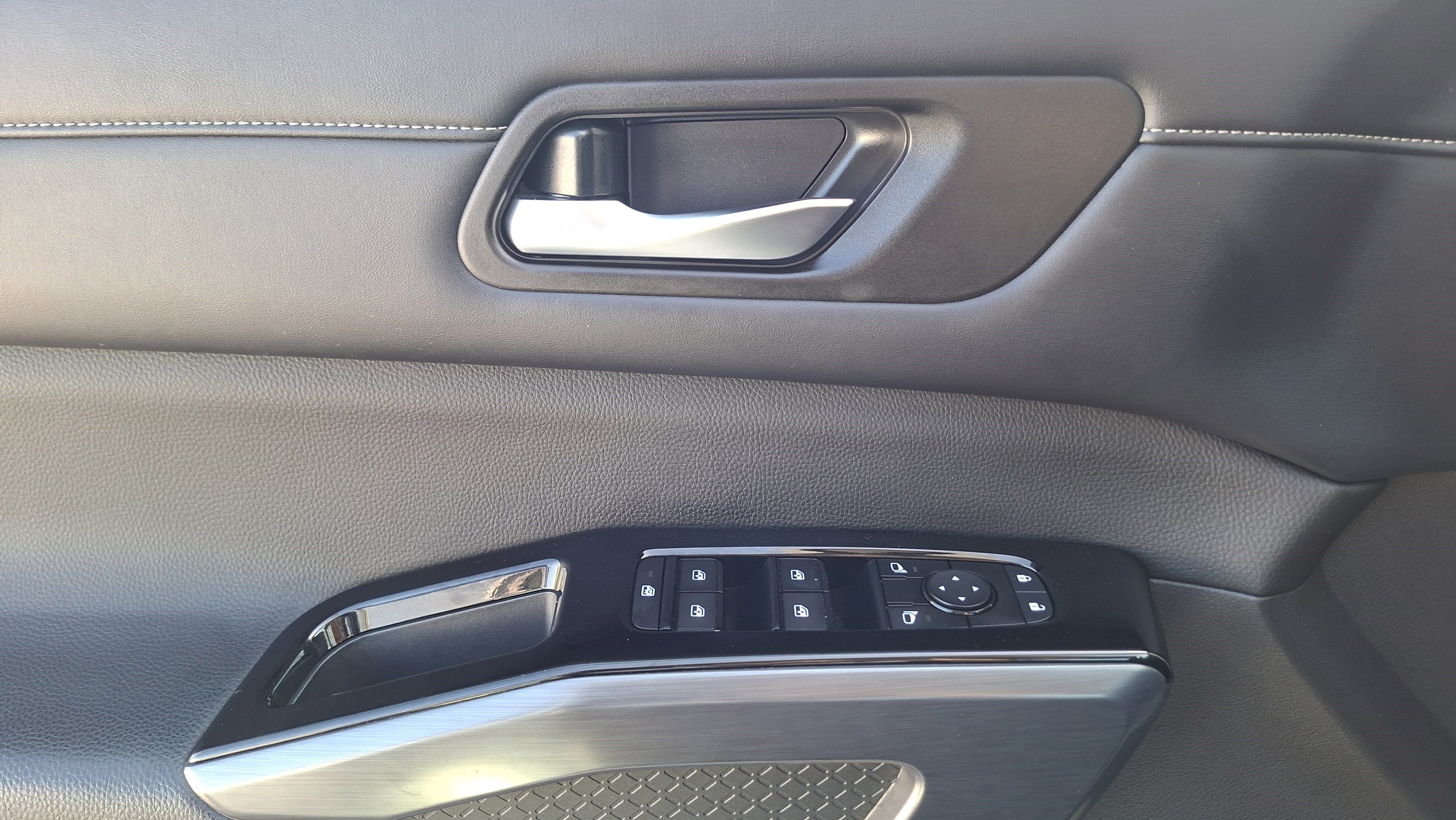 Certified 2023 Nissan Pathfinder SL w/ Lighting Package (N92) image 17