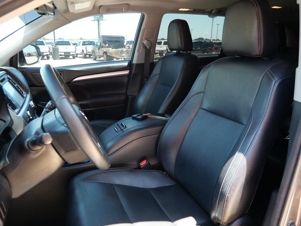 Used 2016 Toyota Highlander XLE AWD/4WD image 14