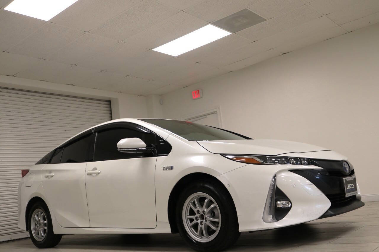 Used 2017 Toyota Prius Prime Advanced image 11