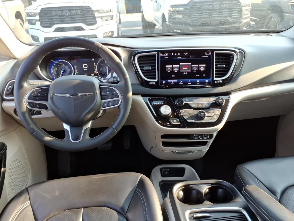 Used 2023 Chrysler Pacifica Touring-L FWD image 16