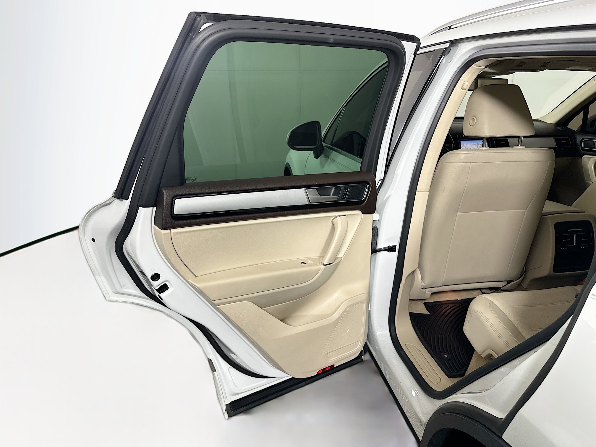 Used 2016 Volkswagen Touareg Sport image 25