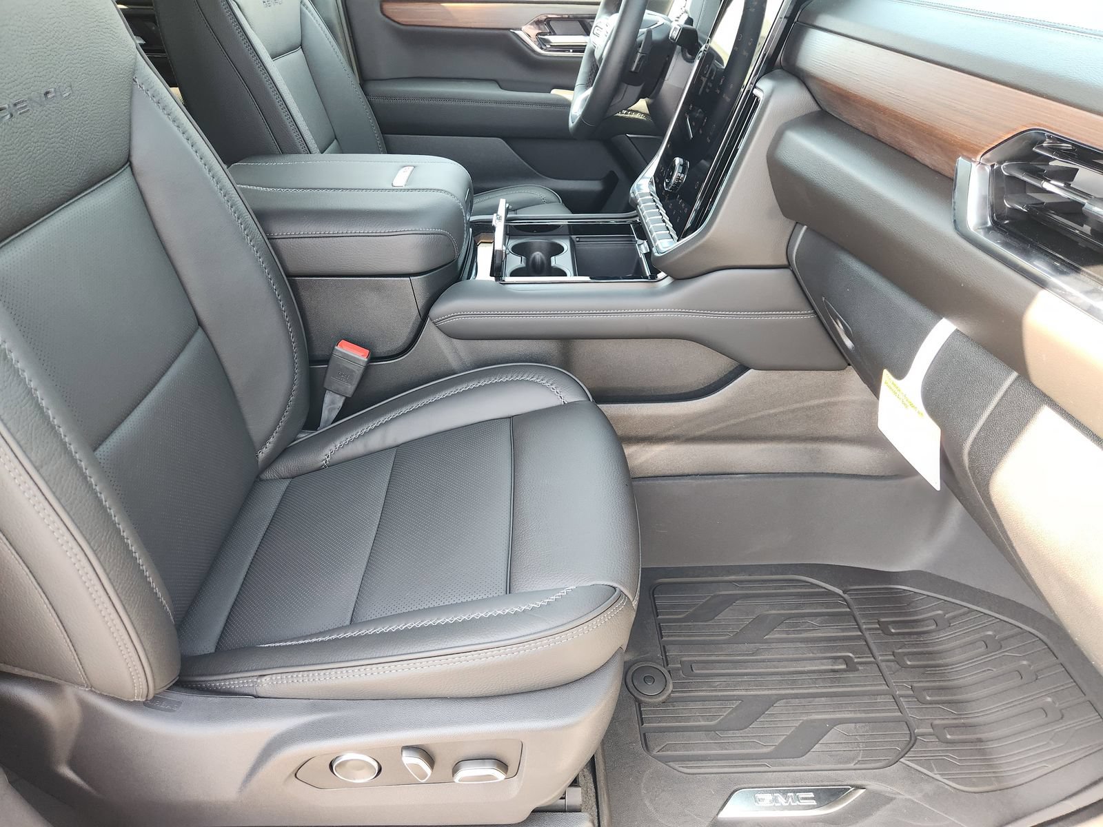 New 2026 GMC Yukon XL Denali w/ Denali Reserve Package AWD/4WD image 17