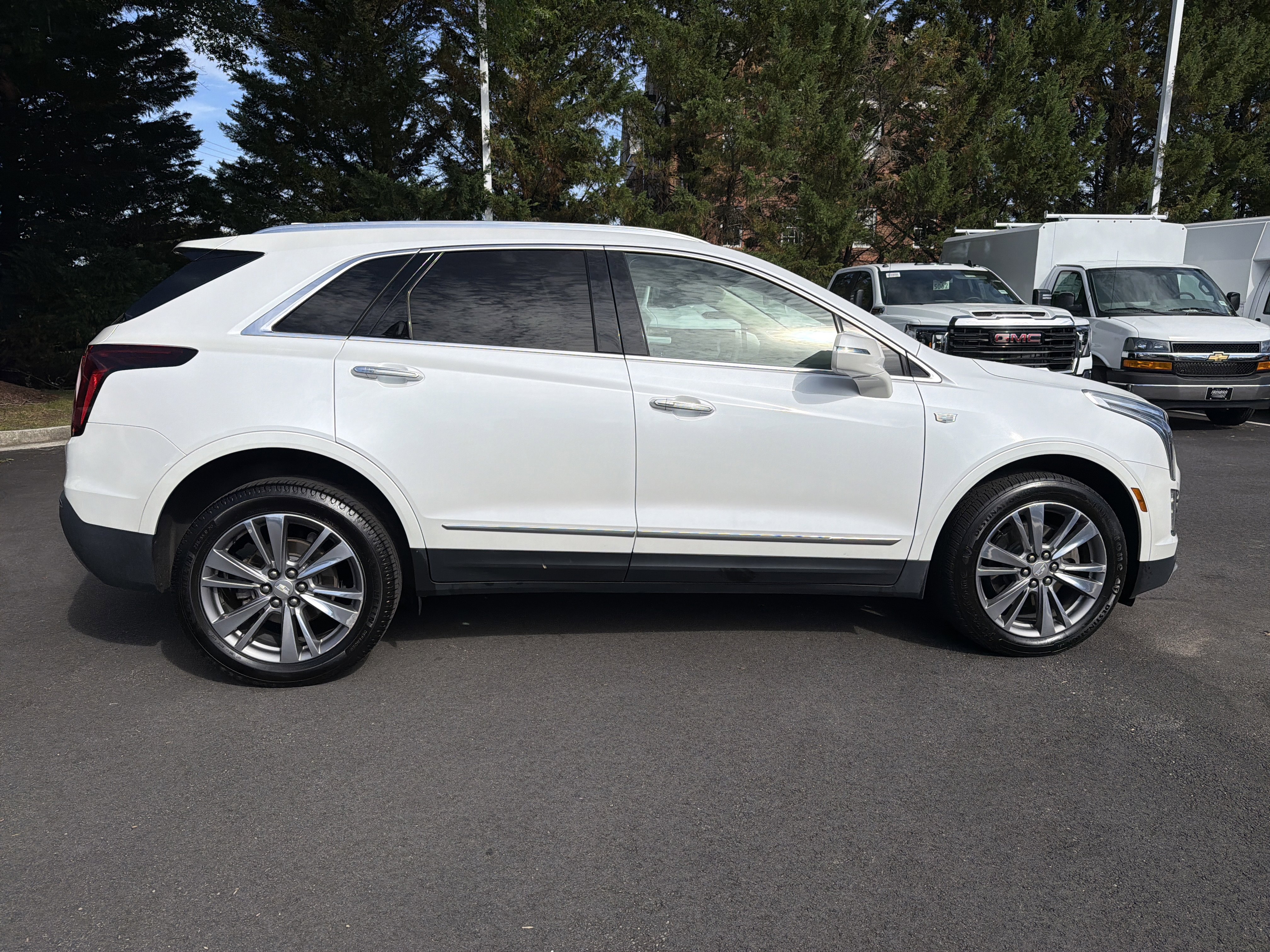 Used 2020 Cadillac XT5 Premium Luxury w/ LPO, Premium Carpet Package FWD image 11