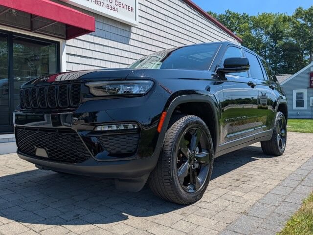 Used 2024 Jeep Grand Cherokee Limited w/ Black Appearance Package AWD/4WD image 2
