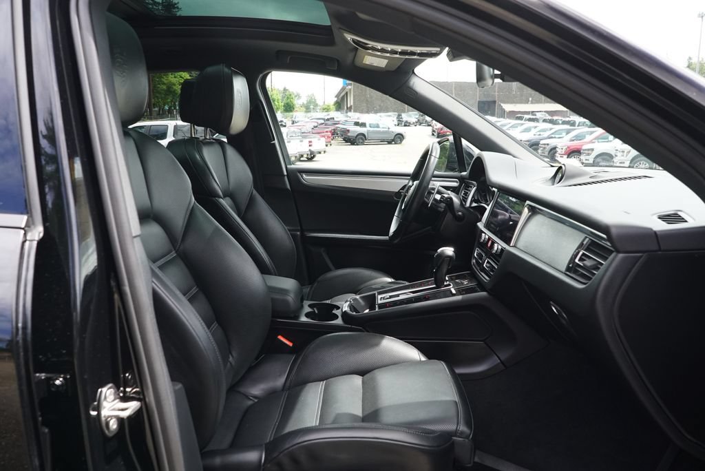 Used 2024 Porsche Macan AWD/4WD image 9