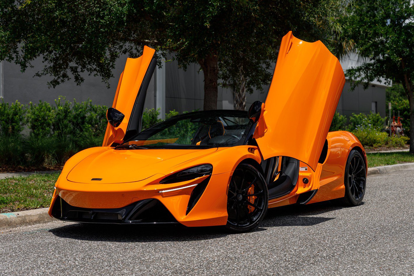 Used 2025 McLaren Artura Spider RWD image 35