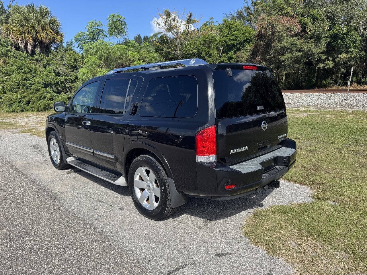 Used 2010 Nissan Armada Titanium RWD image 4