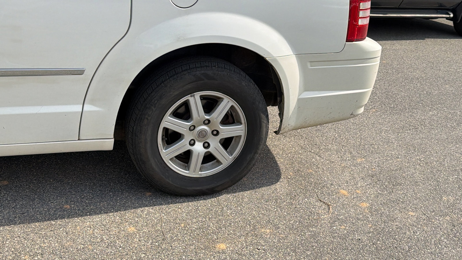 Used 2010 Chrysler Town & Country Touring image 12