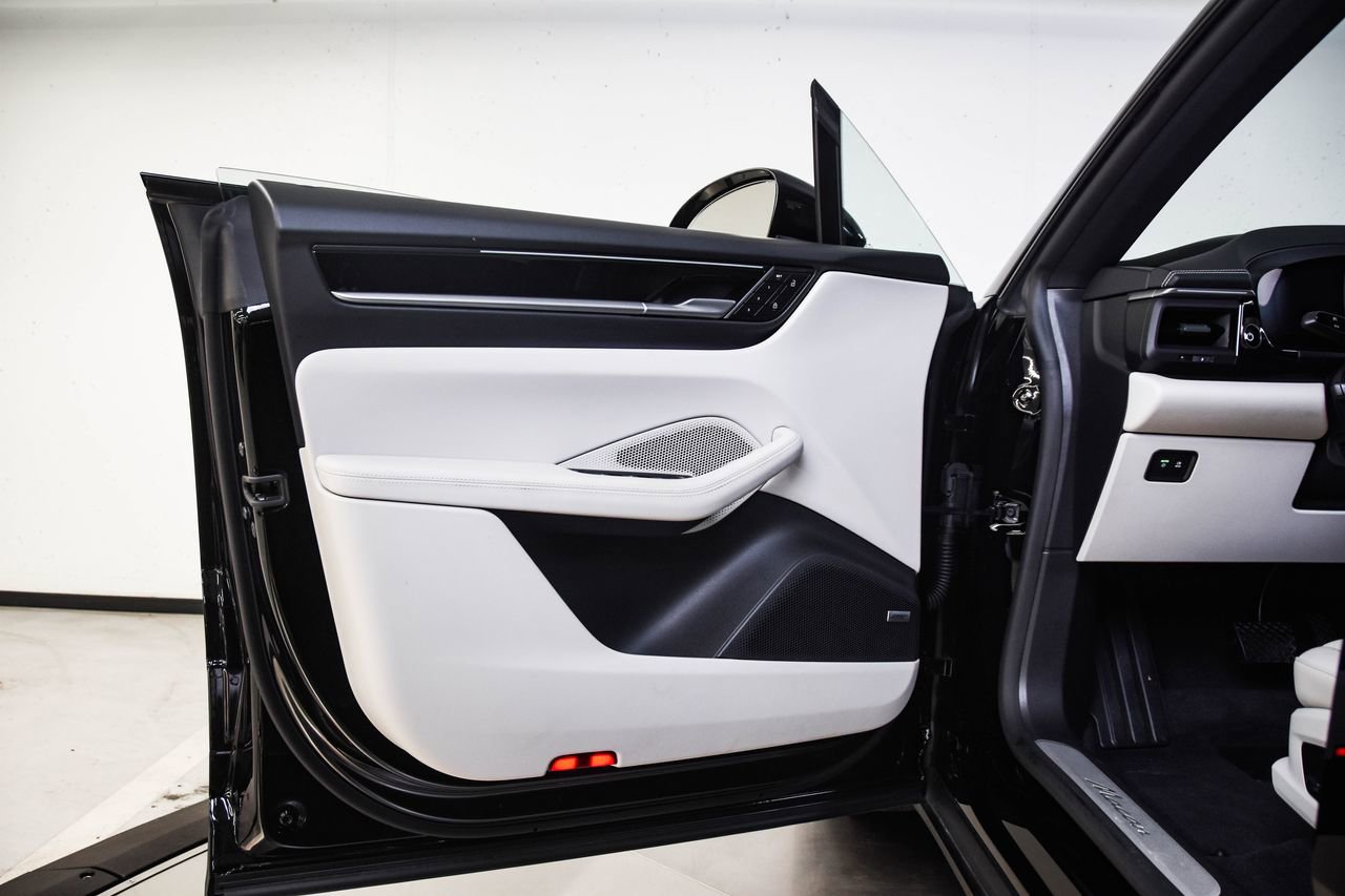 Certified 2025 Porsche Macan Electric image 23