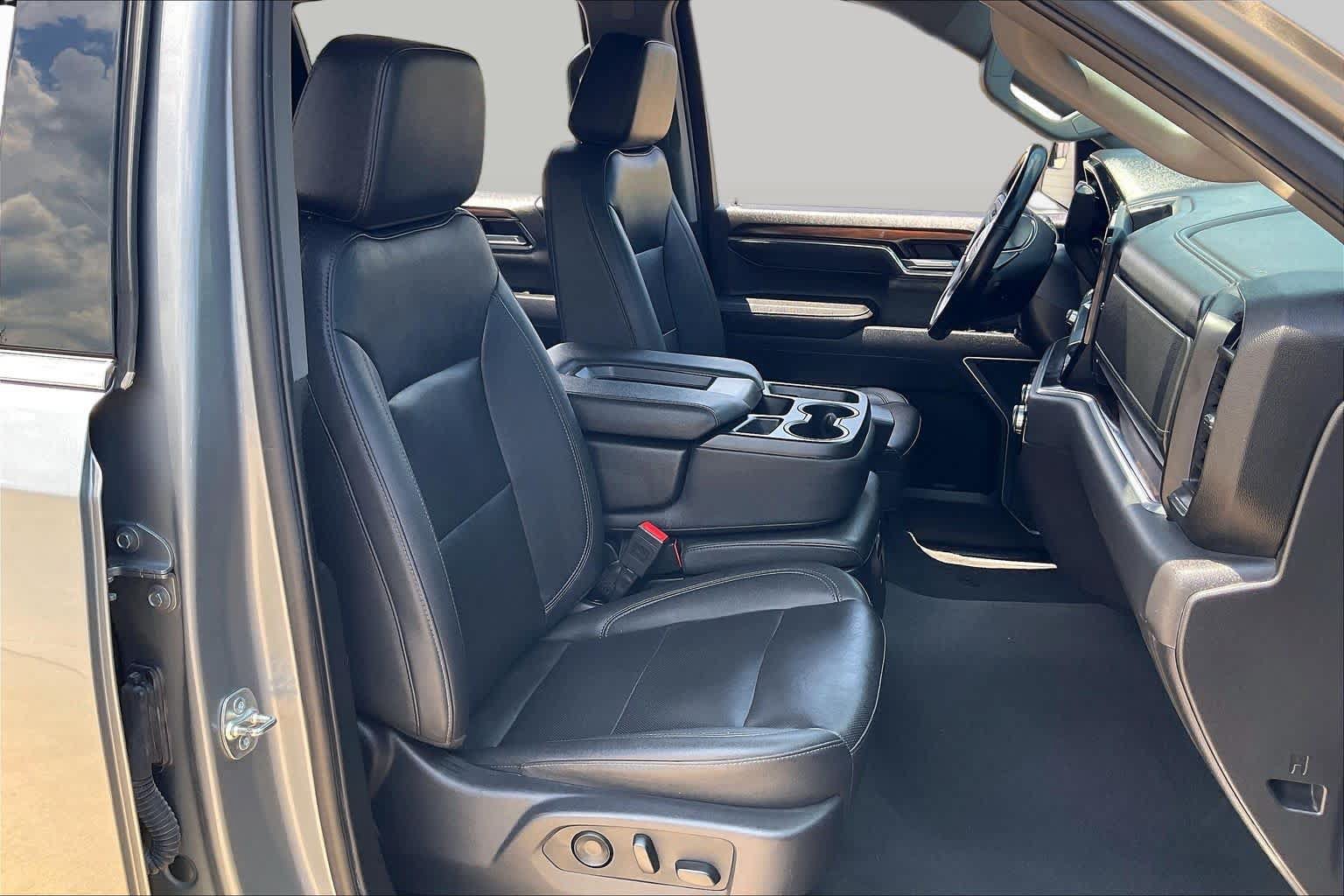 Used 2025 GMC Sierra 1500 SLT RWD image 9