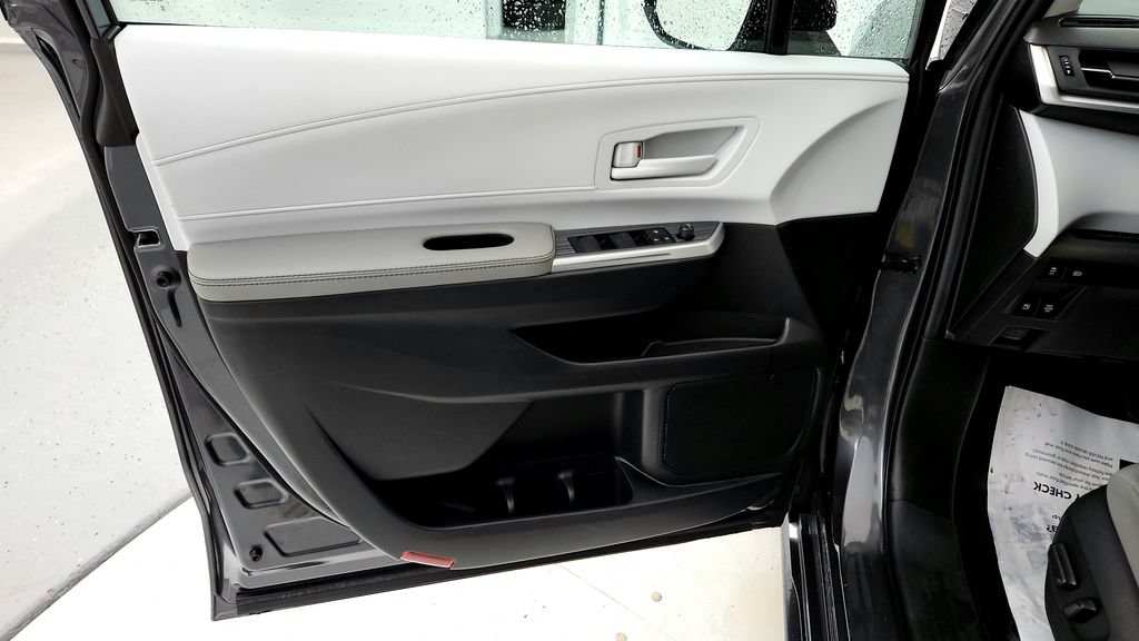 Used 2025 Toyota Sienna LE AWD/4WD image 23