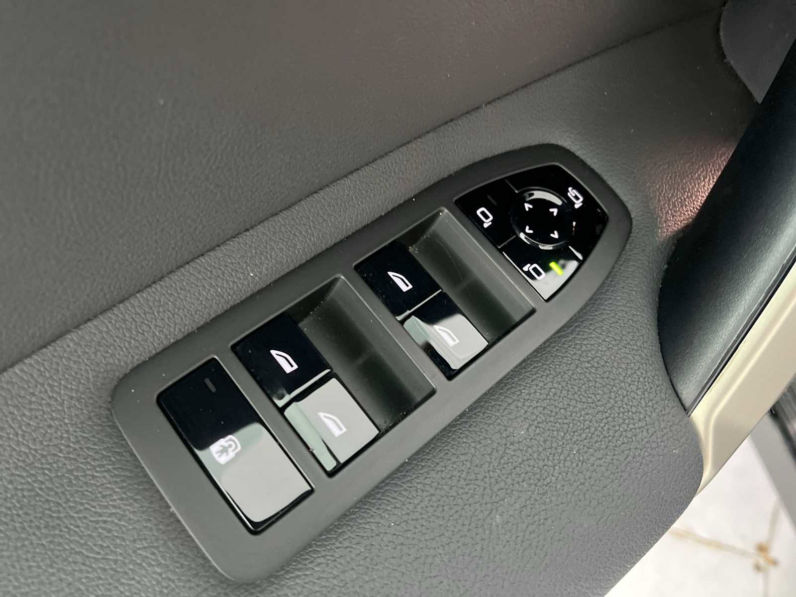 Used 2024 BMW iX xDrive50 w/ Sport Package image 15