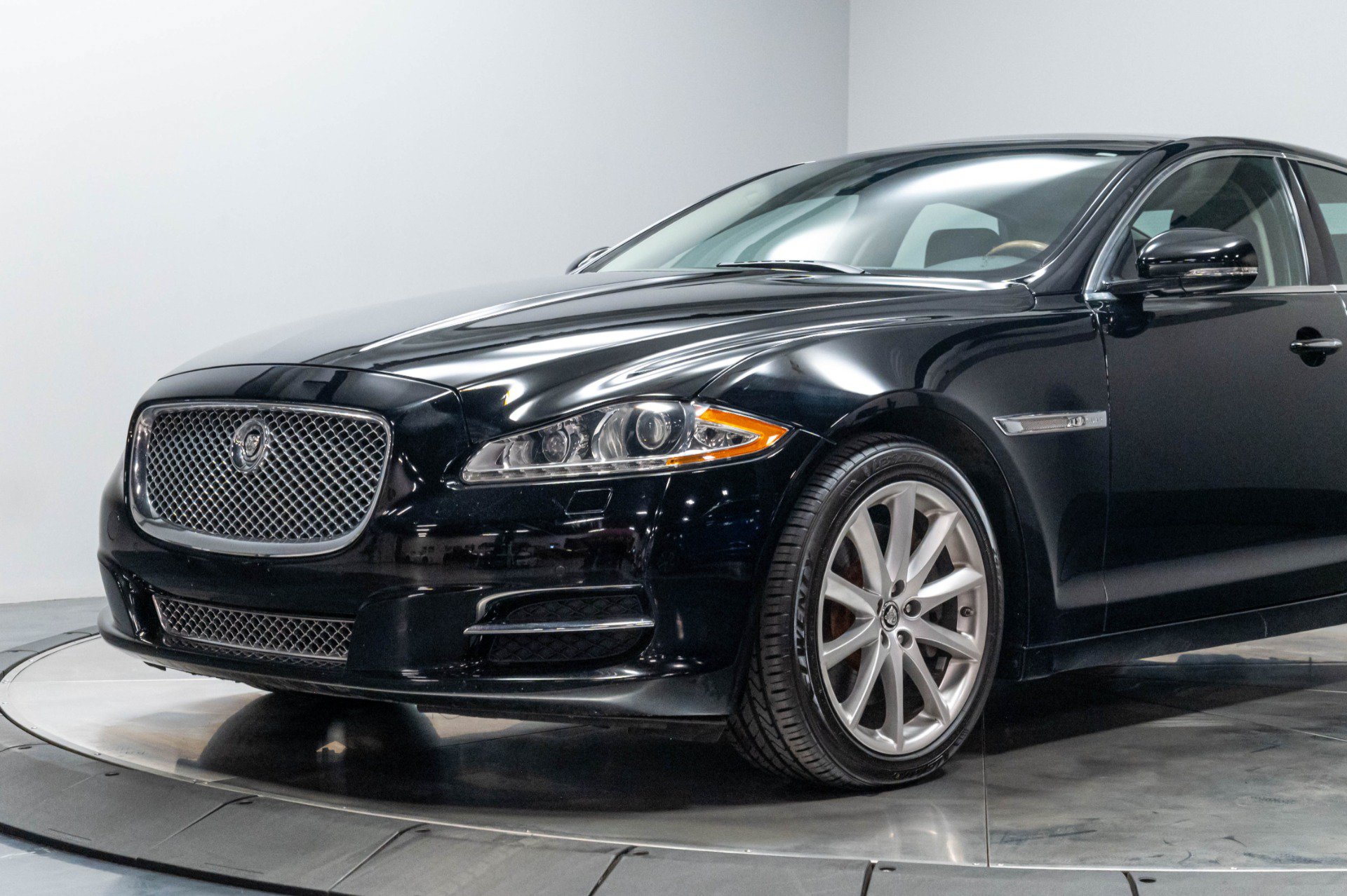 Used 2013 Jaguar XJ AWD image 5