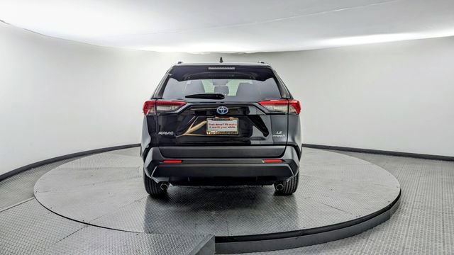 Used 2020 Toyota RAV4 LE image 4