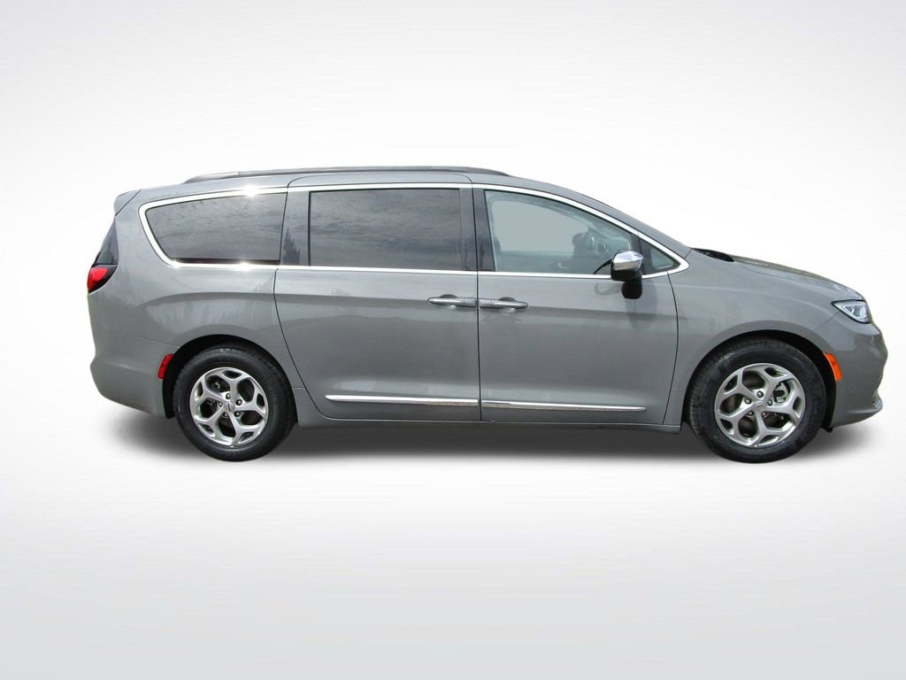 Used 2023 Chrysler Pacifica Limited FWD image 7