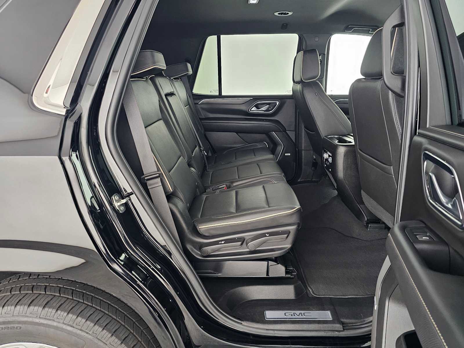 Used 2024 GMC Yukon SLT image 12