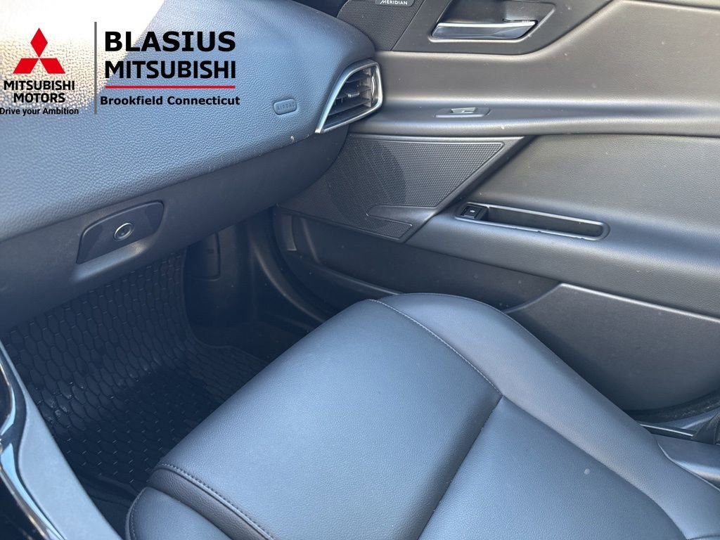 Used 2017 Jaguar XE Premium image 29