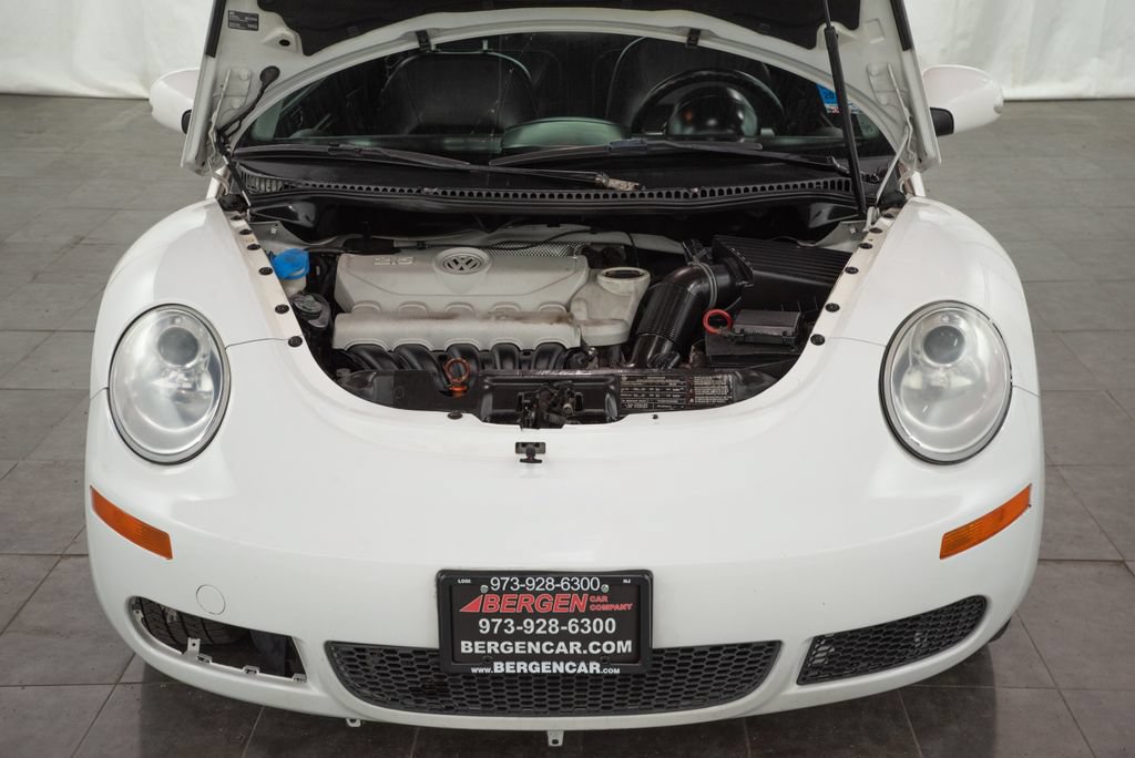 Used 2010 Volkswagen Beetle Coupe FWD image 2