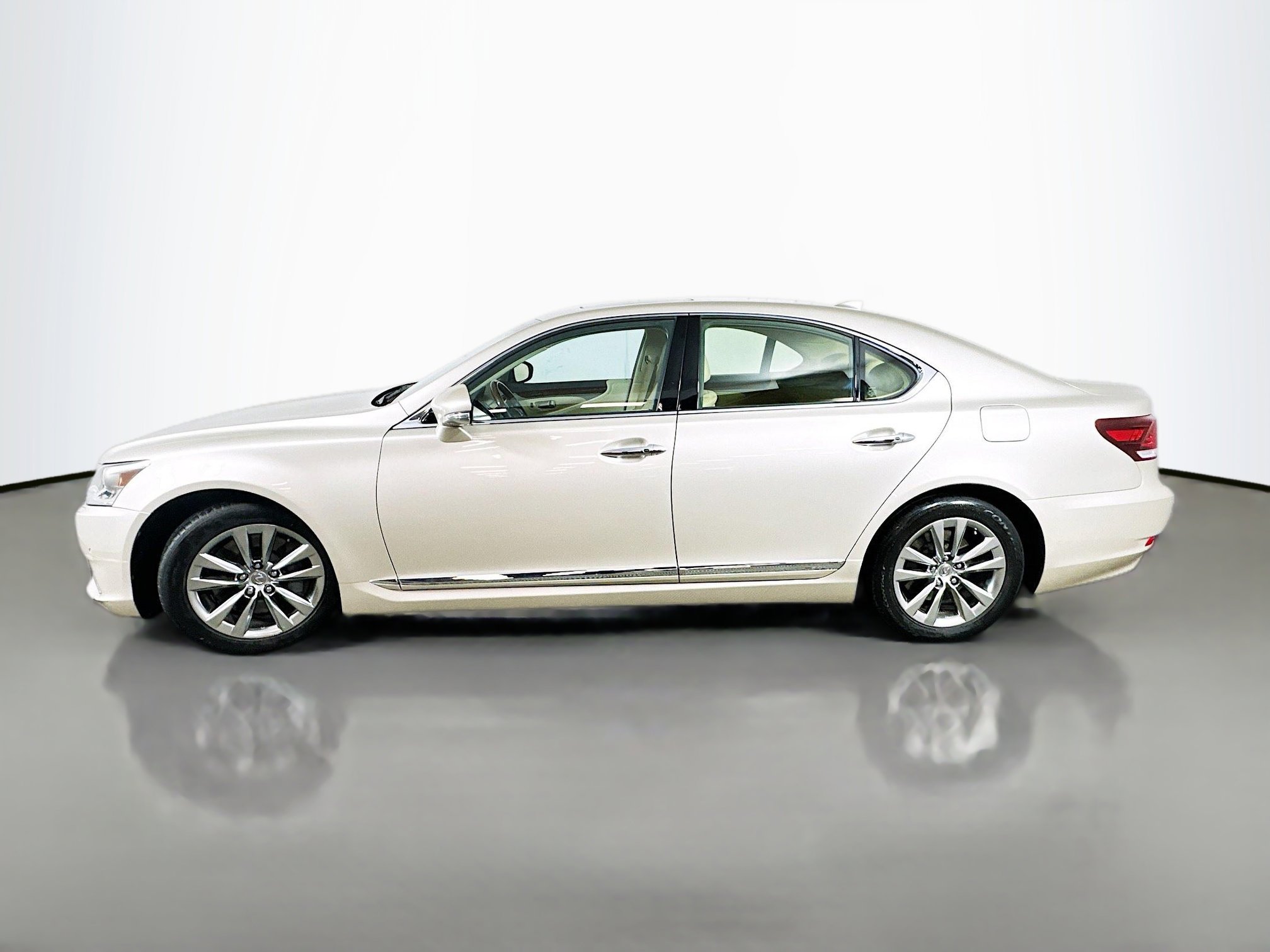 Used 2015 Lexus LS 460 AWD w/ Comfort Package image 4