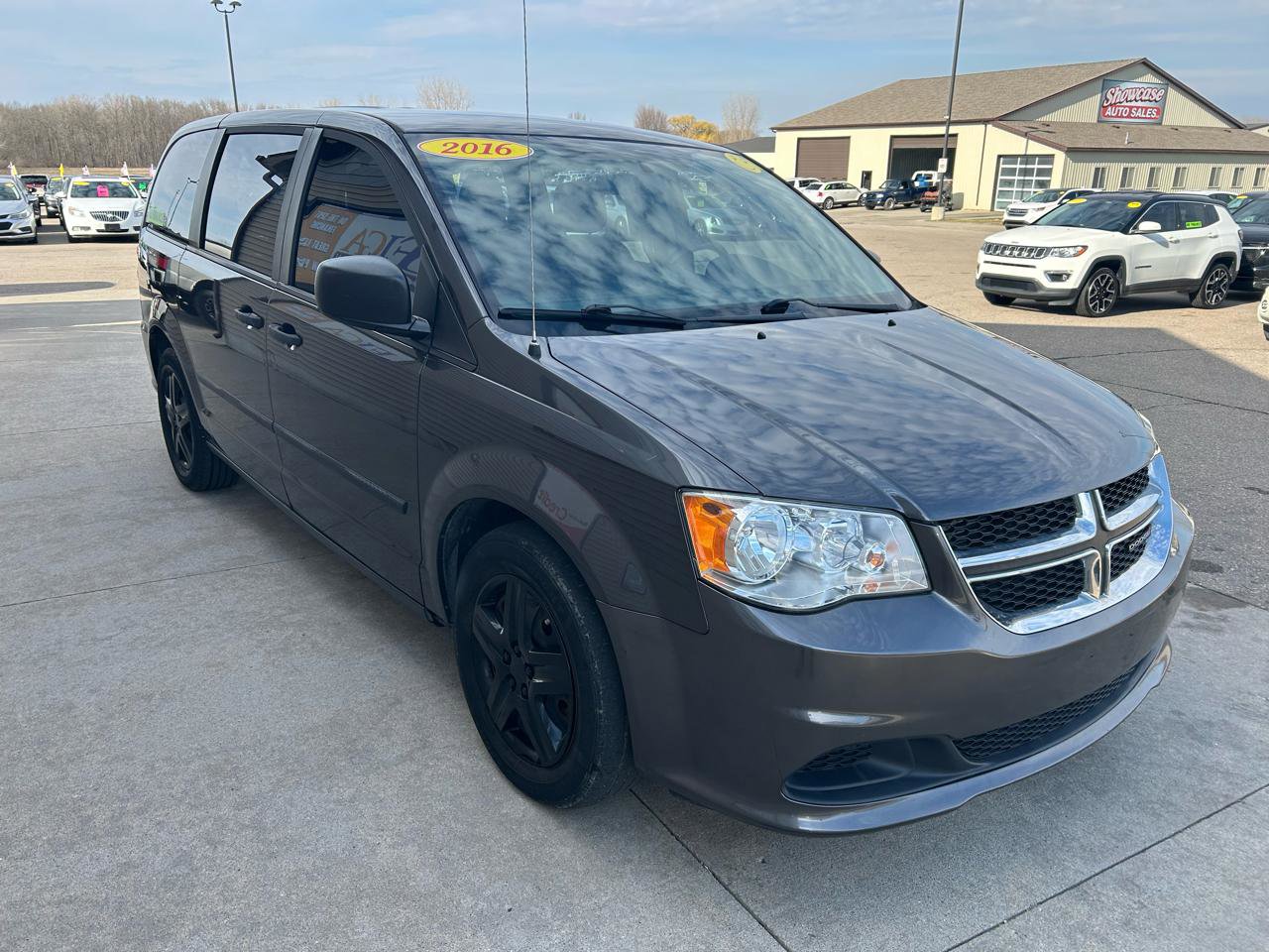 Used 2016 Dodge Grand Caravan SE image 3