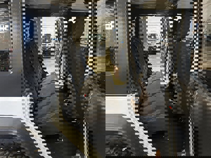 Used 2015 Jeep Wrangler Unlimited Rubicon w/ Connectivity Group image 18