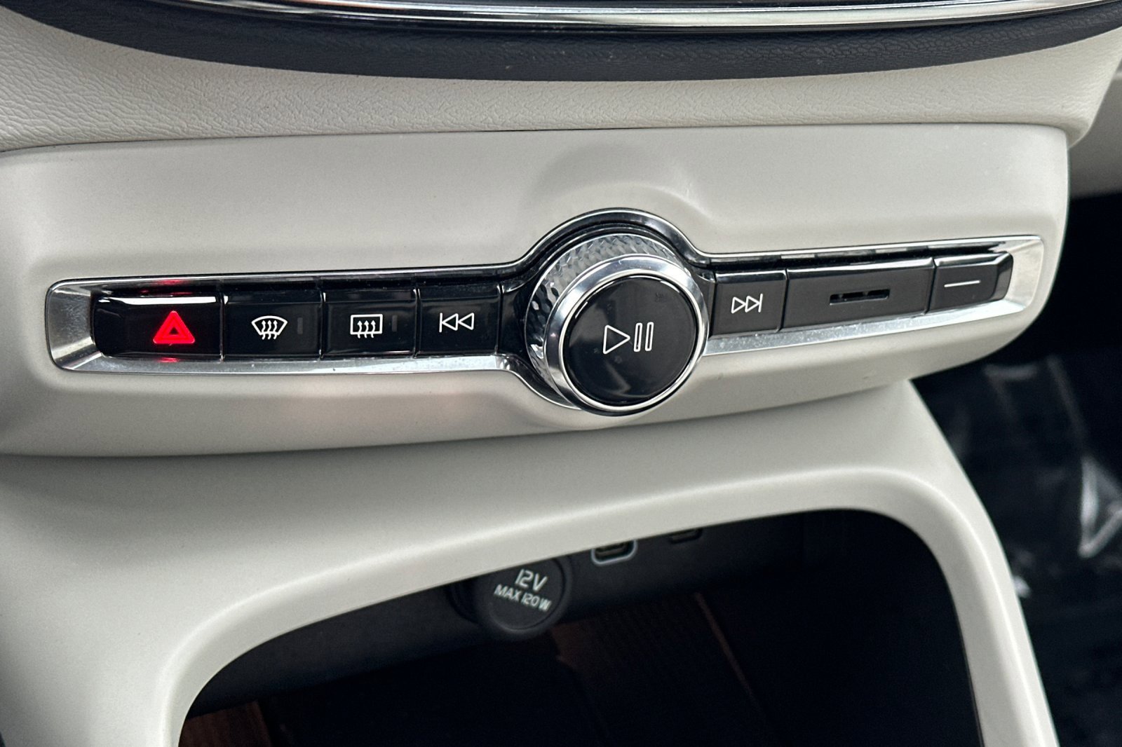 Used 2023 Volvo XC40 B5 Ultimate w/ Protection Package Premier image 23