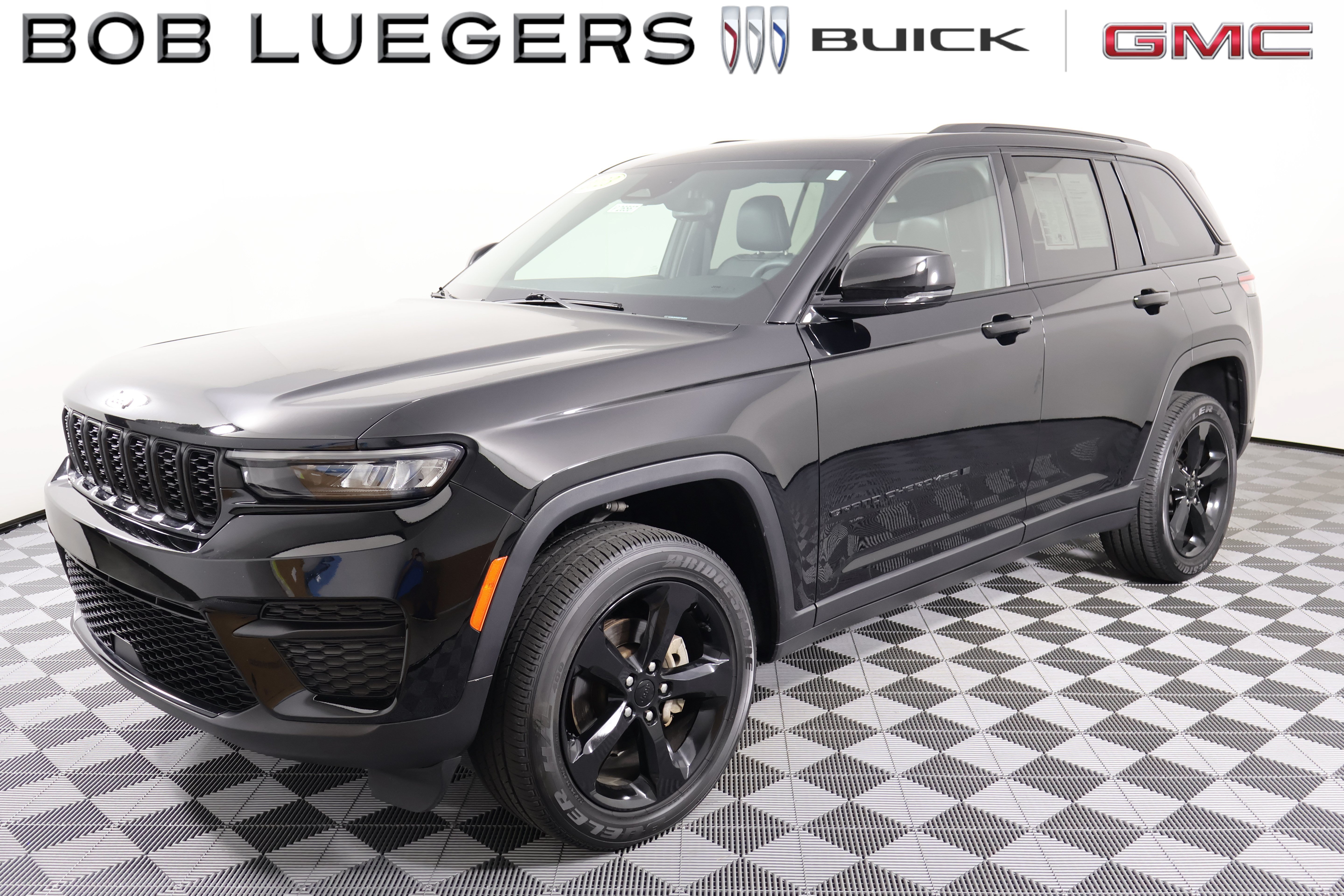 Used 2023 Jeep Grand Cherokee Altitude AWD/4WD image 3
