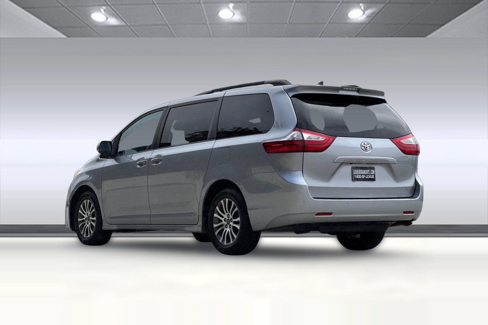 Used 2018 Toyota Sienna XLE w/ XLE Navigation Package FWD image 3