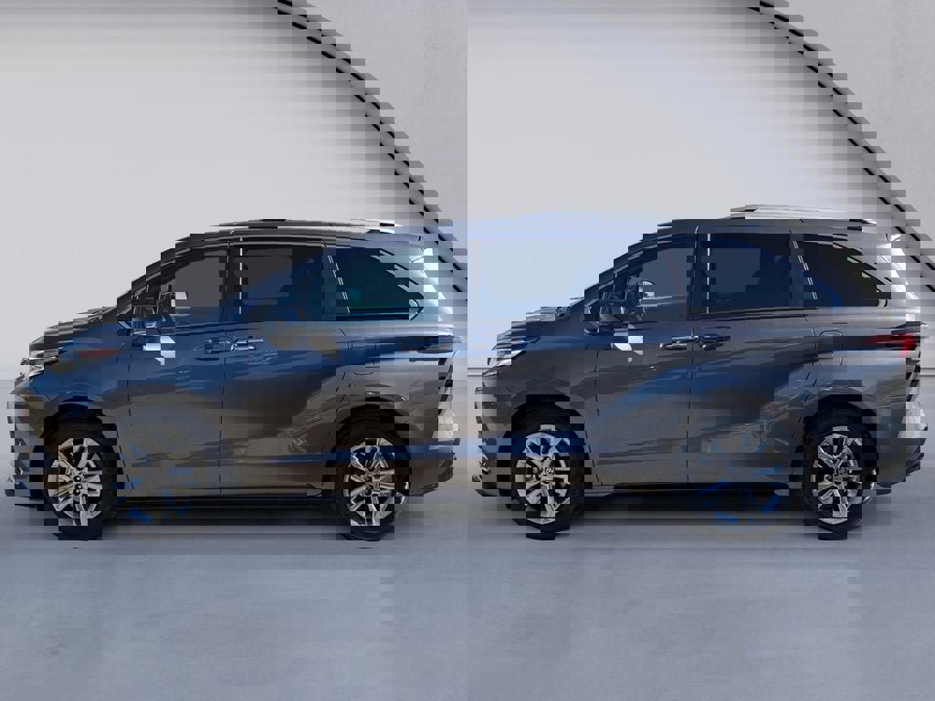 Used 2023 Toyota Sienna Platinum image 2