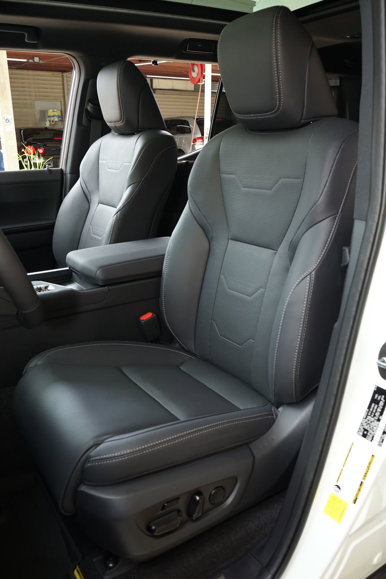 Used 2024 Lexus GX 550 w/ Accessory Package (31) image 9