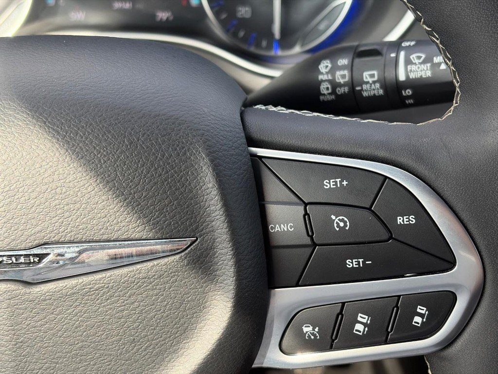 Used 2025 Chrysler Pacifica Select FWD image 27