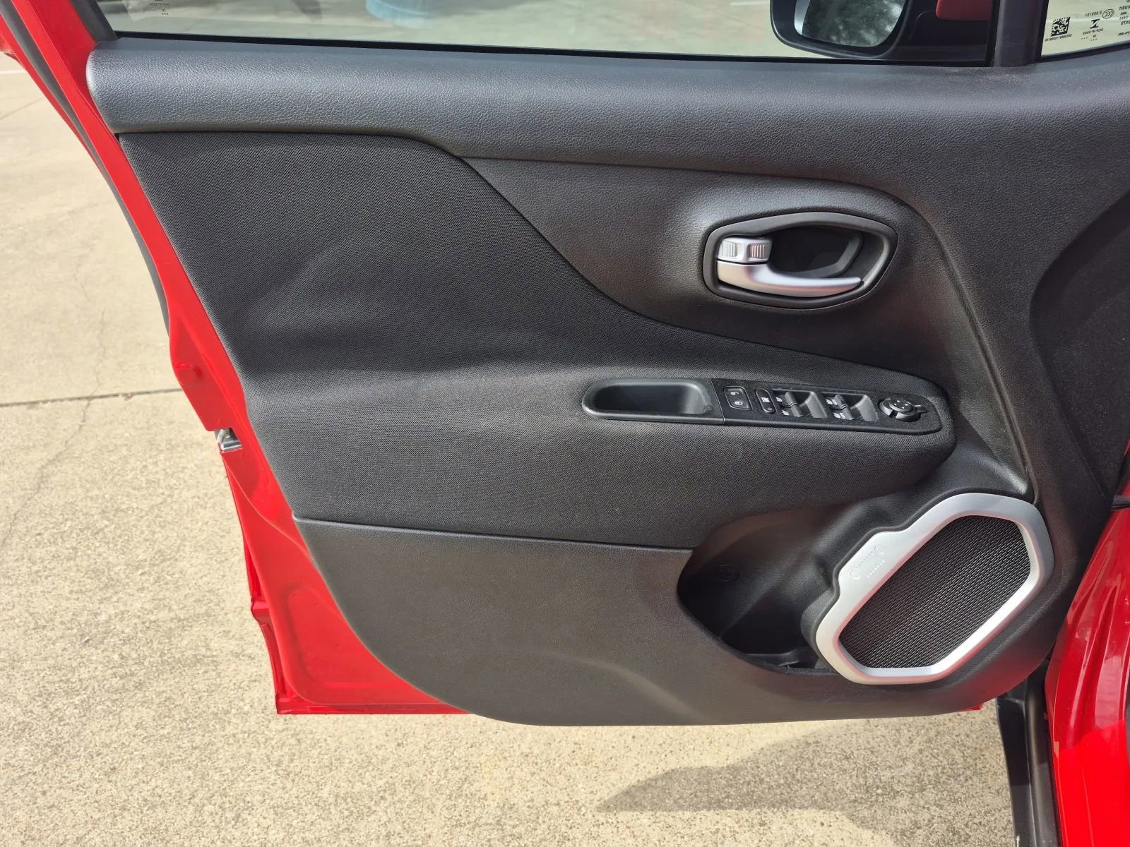 Used 2019 Jeep Renegade Latitude FWD image 10