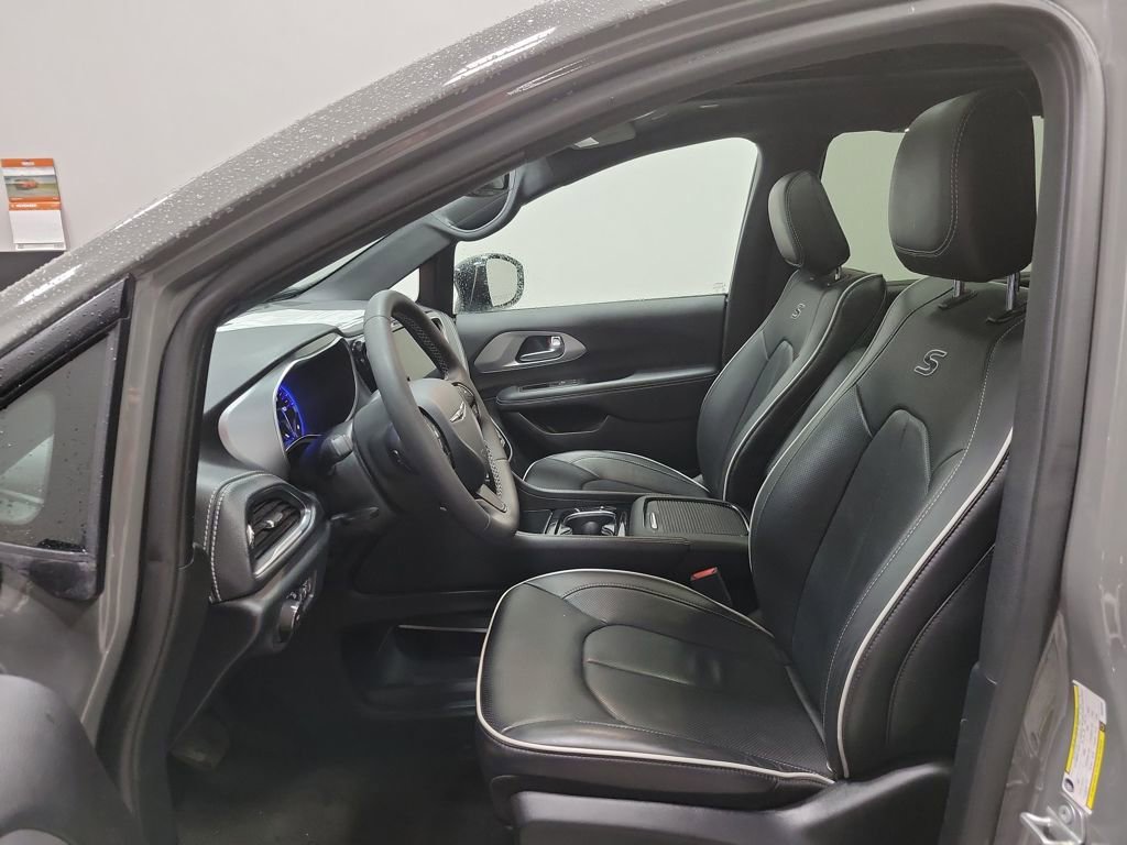 Used 2025 Chrysler Pacifica Limited image 25