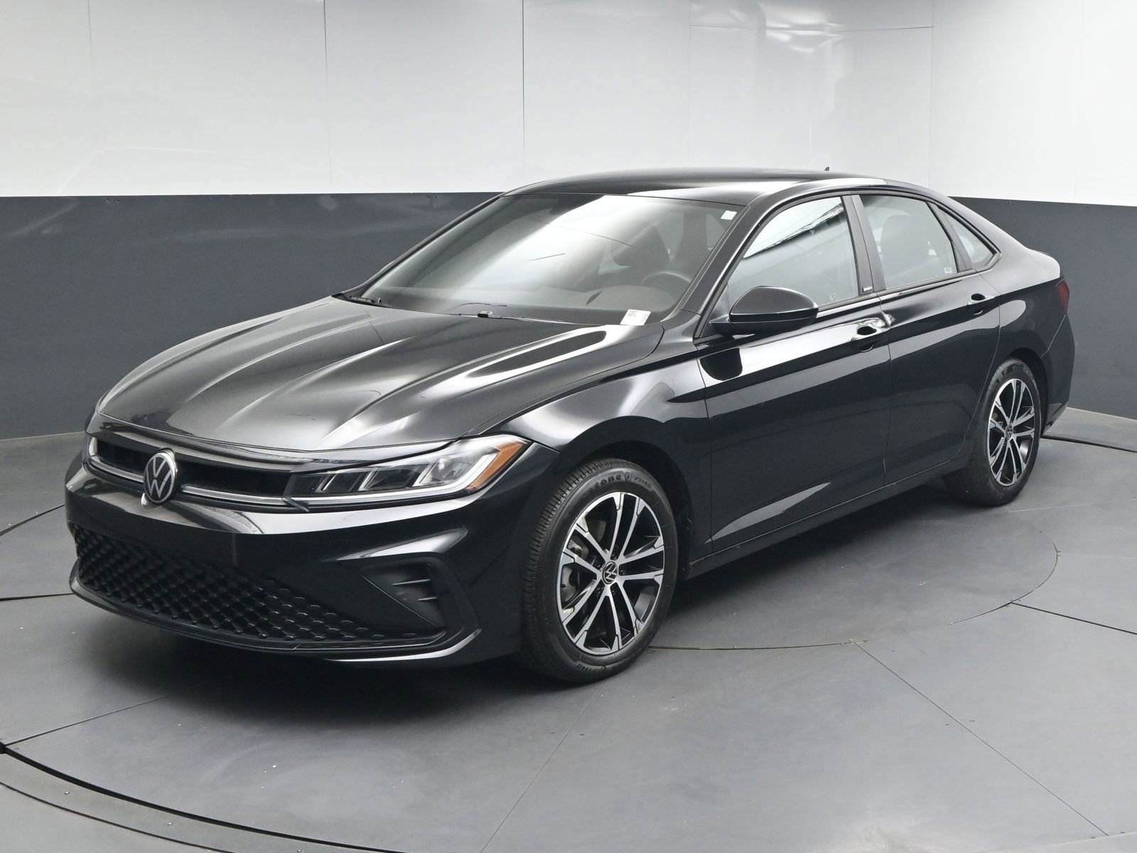 Used 2025 Volkswagen Jetta Sport FWD image 3