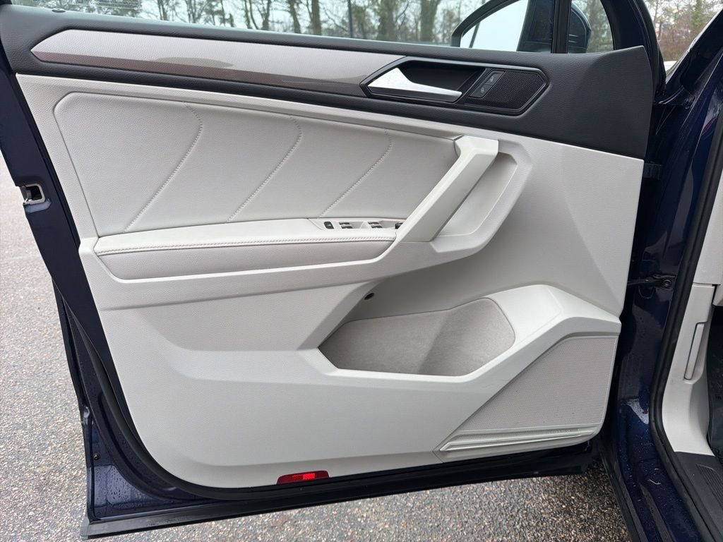 Used 2023 Volkswagen Tiguan SE w/ Panoramic Sunroof Package image 12