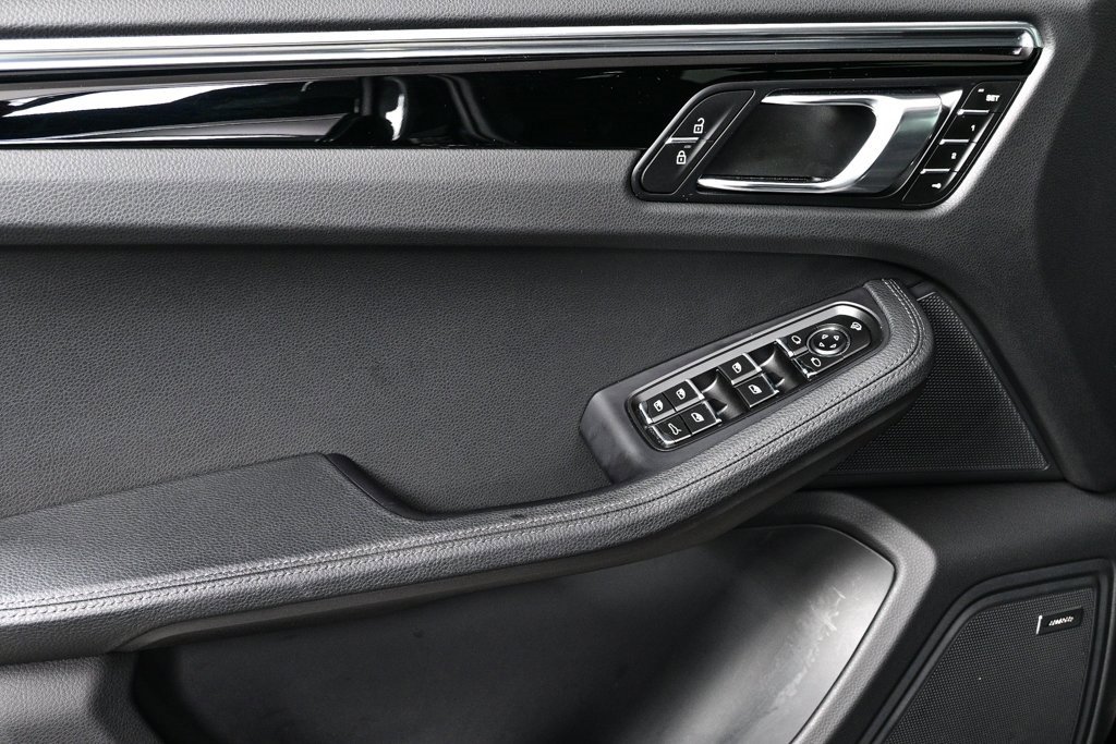 Certified 2025 Porsche Macan image 6