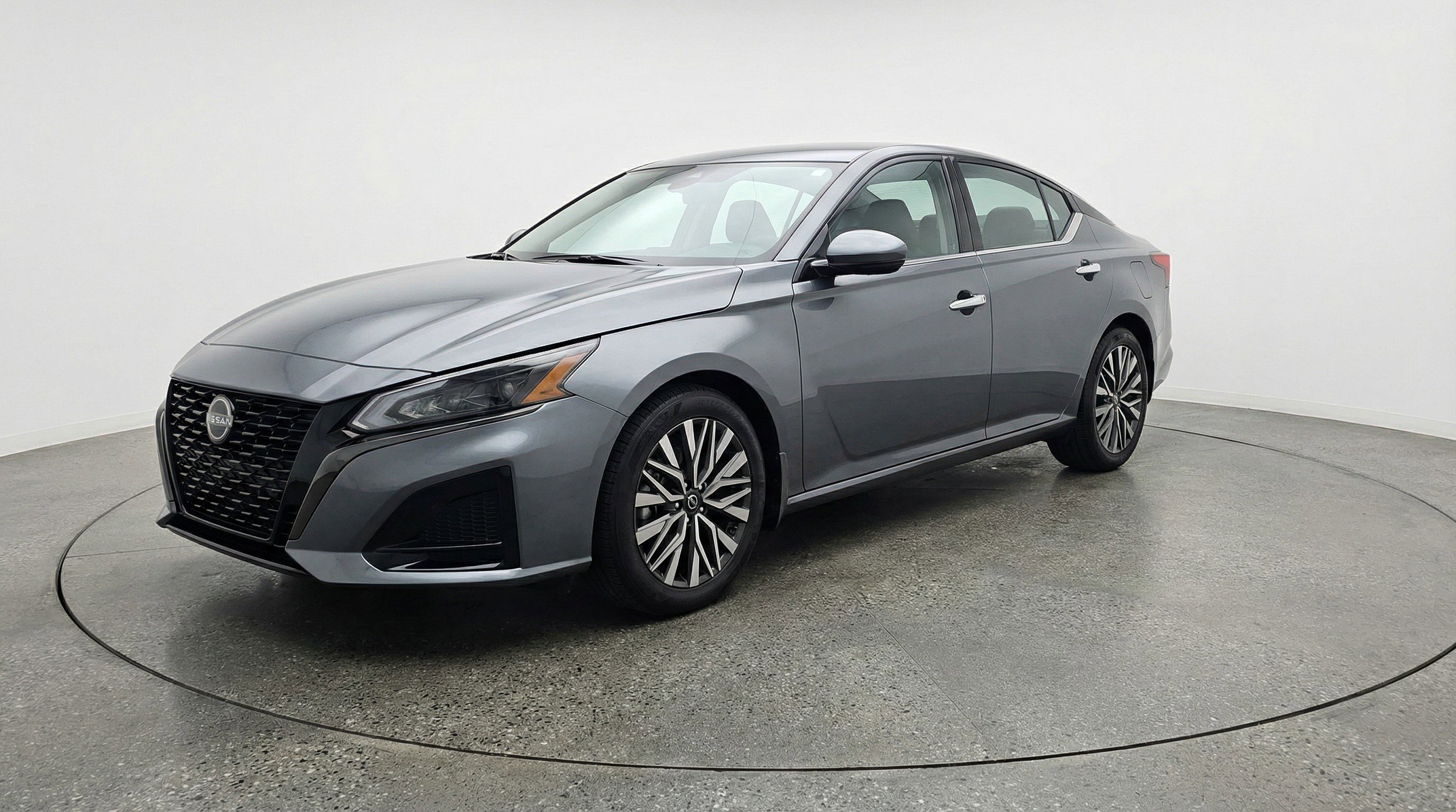 Used 2025 Nissan Altima 2.5 SV FWD image 3