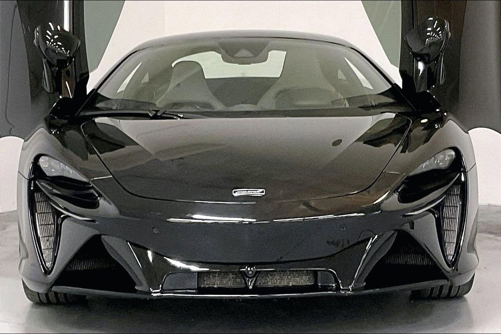 Used 2023 McLaren Artura image 2